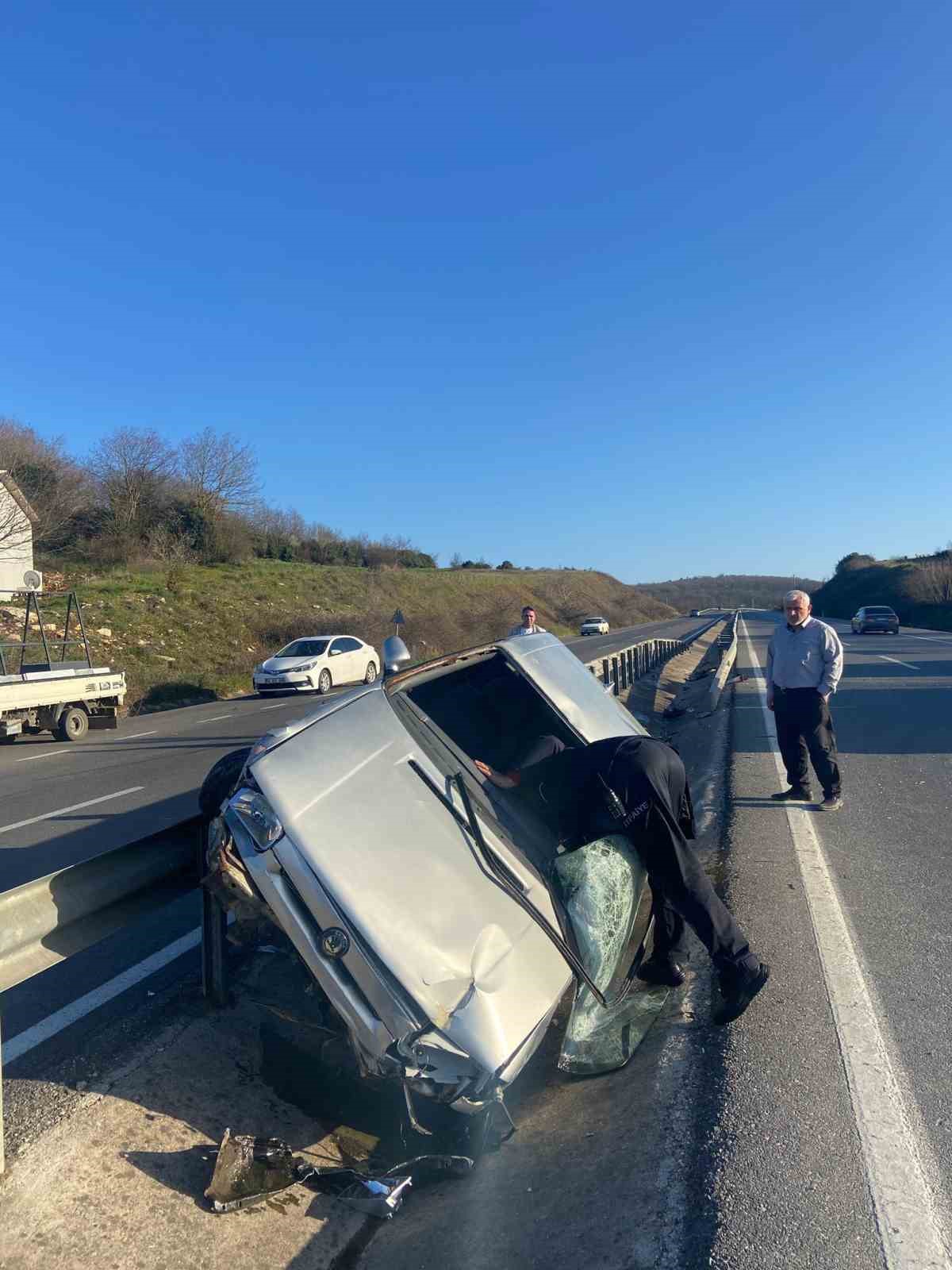 Sakarya&rsquo;da kontrolden &ccedil;ıkan otomobildeki 2 kişi yaralandı
