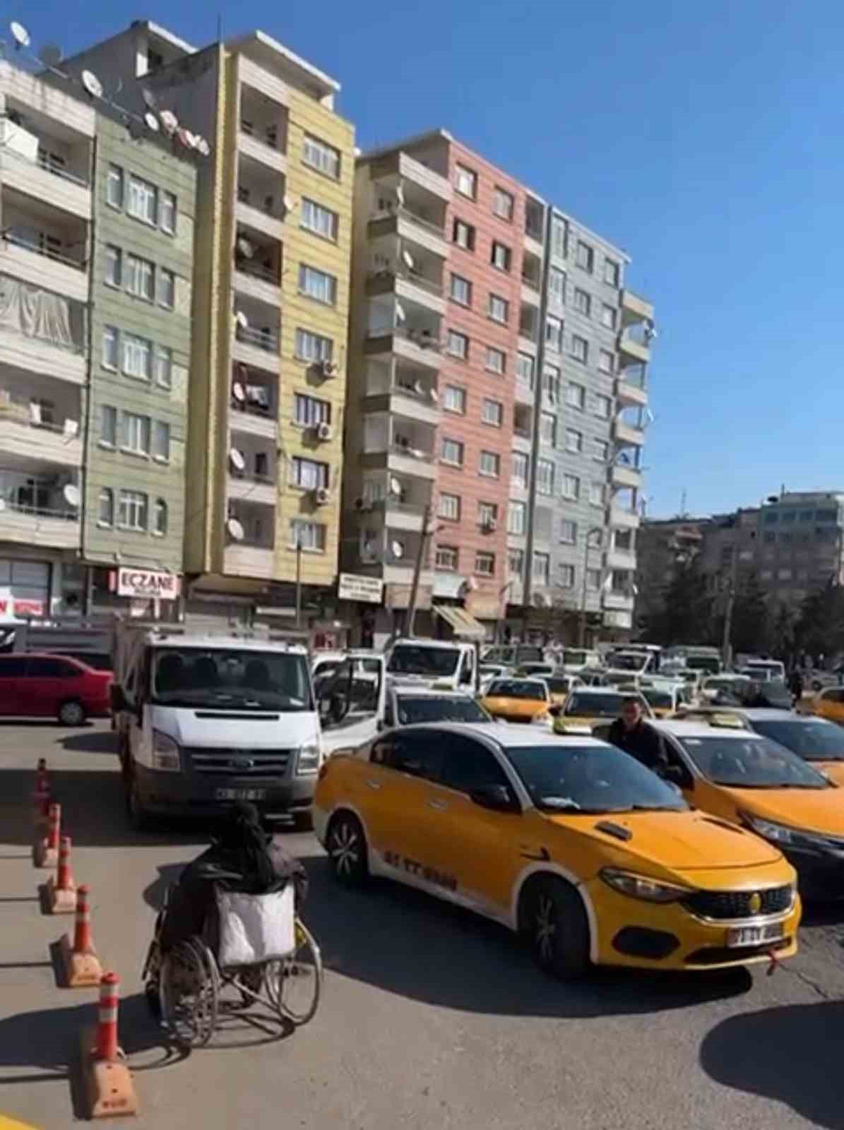 Taksicilerin g&uuml;ncellenen zam kuyruğu
