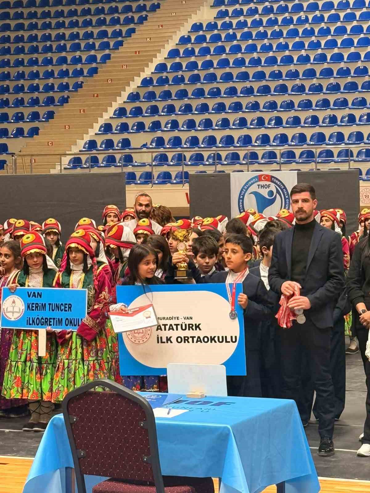 Muradiye&rsquo;nin minik halk oyuncuları il birincisi oldu
