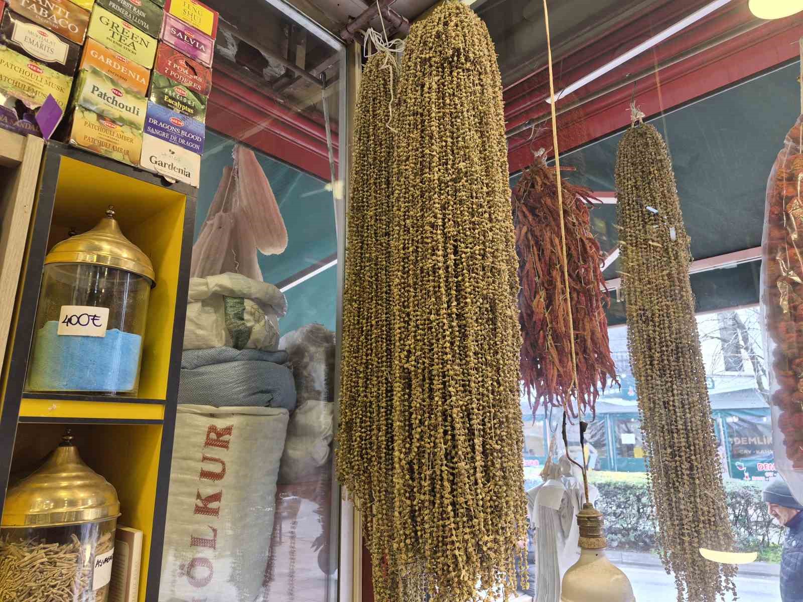 Fiyatıyla dikkat &ccedil;eken kurutulmuş bamya 3 bin 500 TL&rsquo;ye satılıyor
