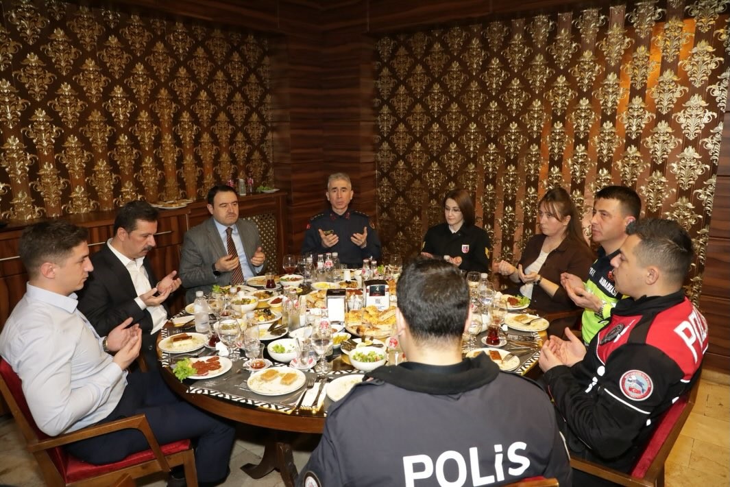 Kütahya Valisi Musa Işın, jandarma ve emniyet personeli ile iftarda buluştu
