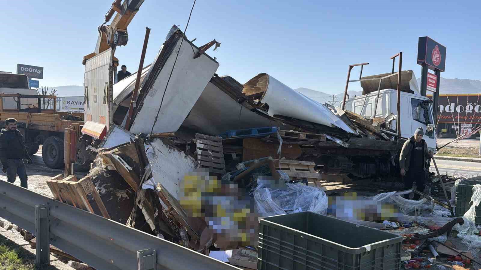 Gıda malzemesi yüklü tır refüje girdi: 1 yaralı