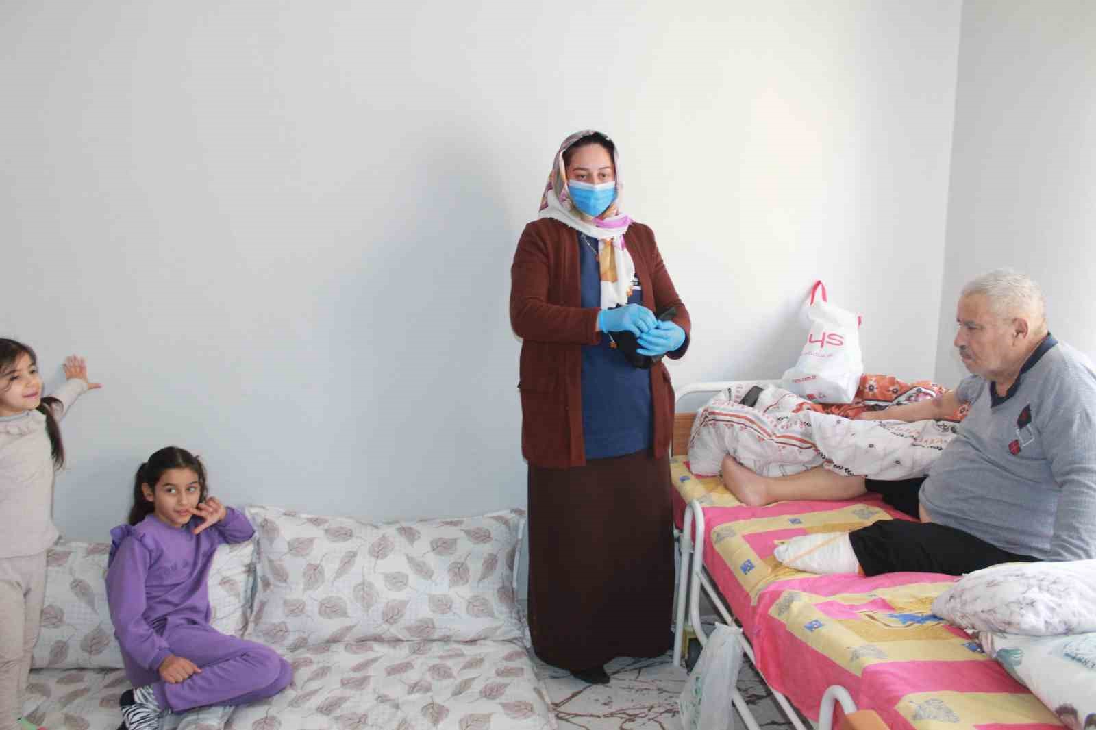 Vefakar gelin, 10 yıldır ayağı olmayan yatalak kayınpederine bakıyor