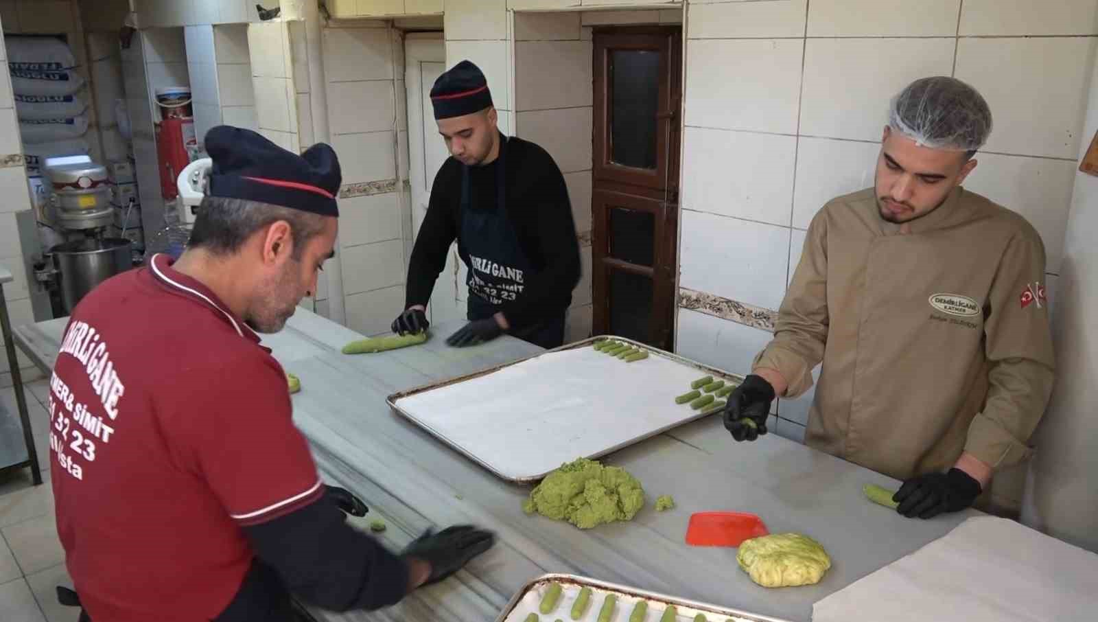 Antep fıstıklı kurabiye bayramda damakları tatlandıracak
