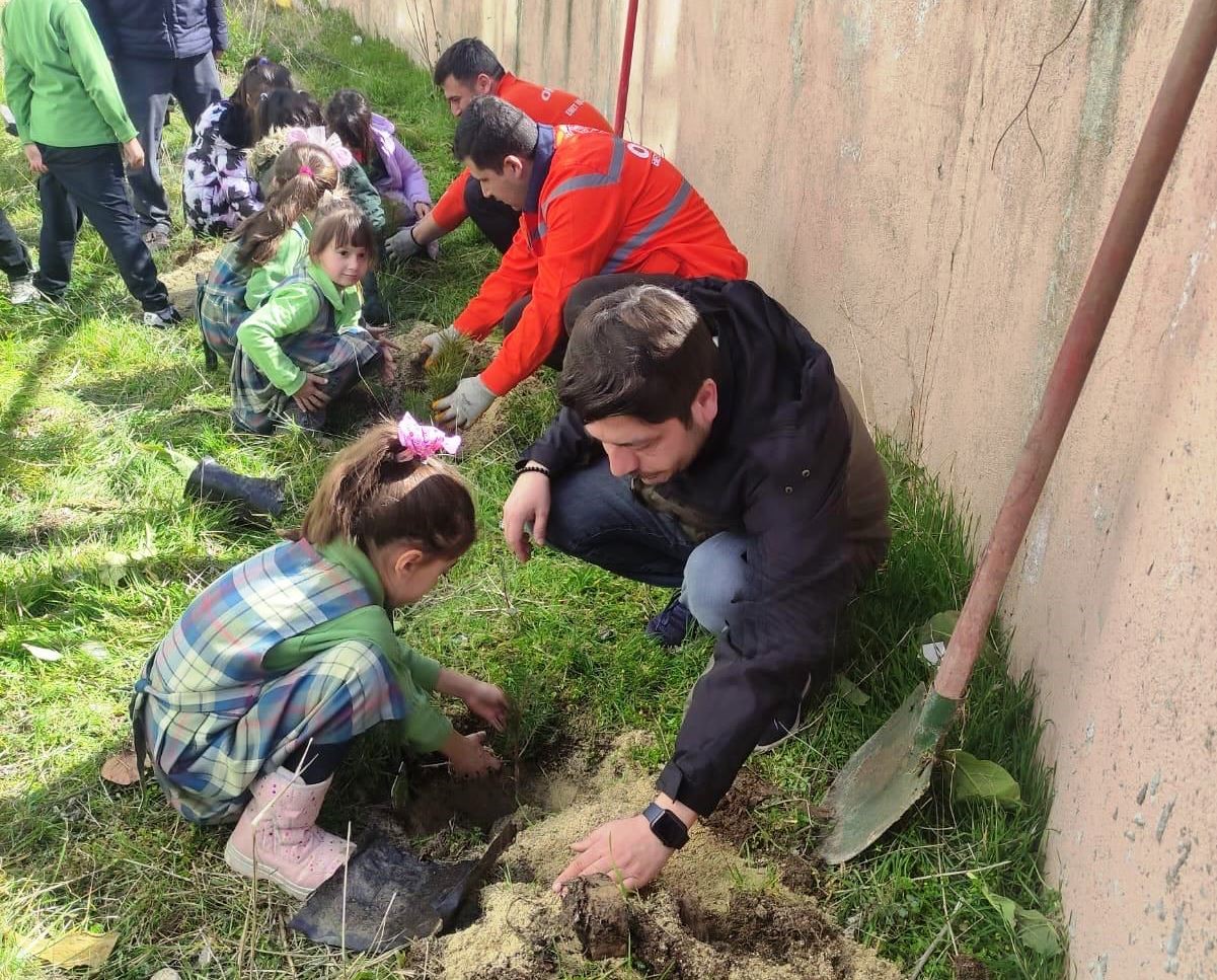 Çavdarhisar’da minikler okul bahçesine fidan dikti
