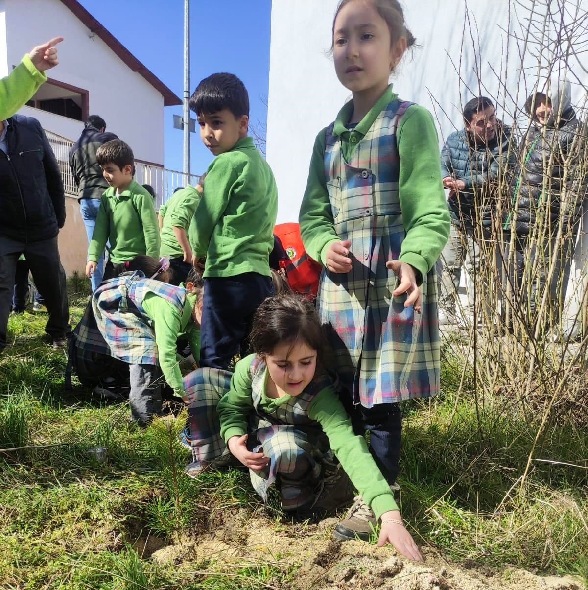 &Ccedil;avdarhisar&rsquo;da minikler okul bah&ccedil;esine fidan dikti
