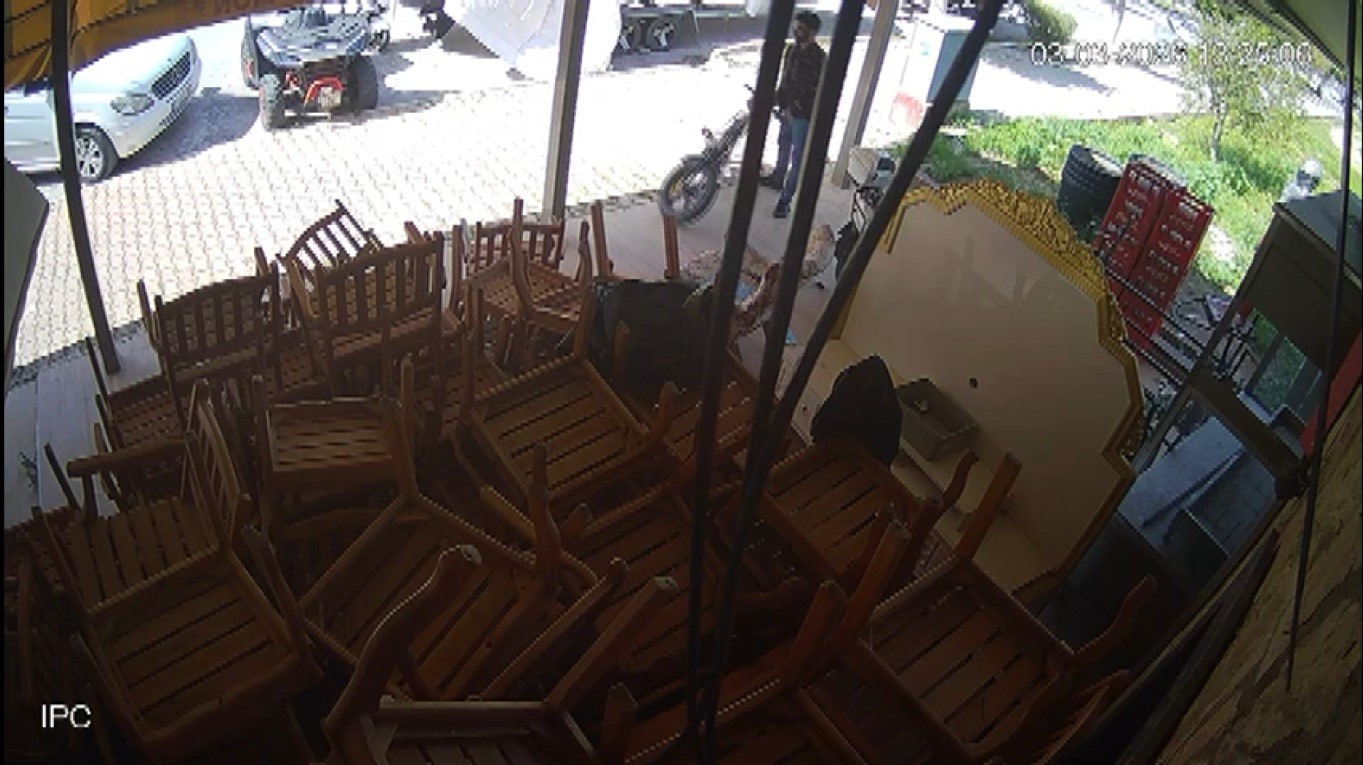 Hırsızlık yapmaması i&ccedil;in uğraşan kız arkadaşını da kandırıp ne varsa &ccedil;aldı
