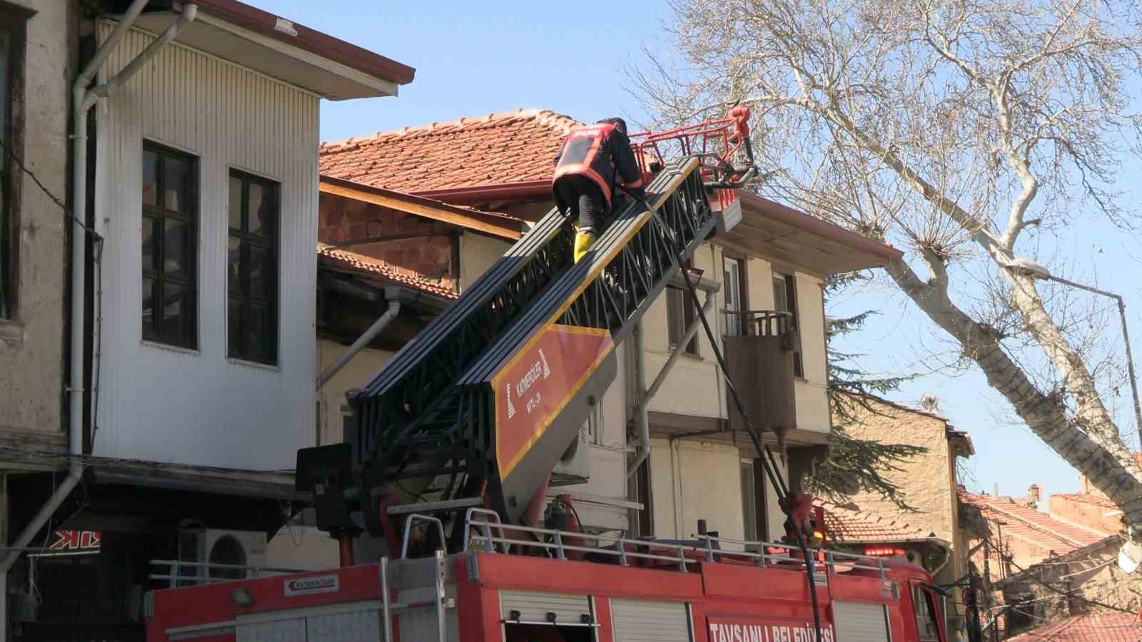 Tavşanlı&rsquo;da &ccedil;atı yangını paniğe neden oldu, hatalı parklar itfaiyeye zor anlar yaşattı
