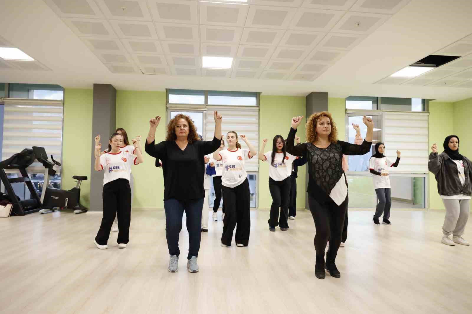 Denizli&rsquo;de &ouml;ğrenciler yurtlarda halk oyunları &ouml;ğreniyor
