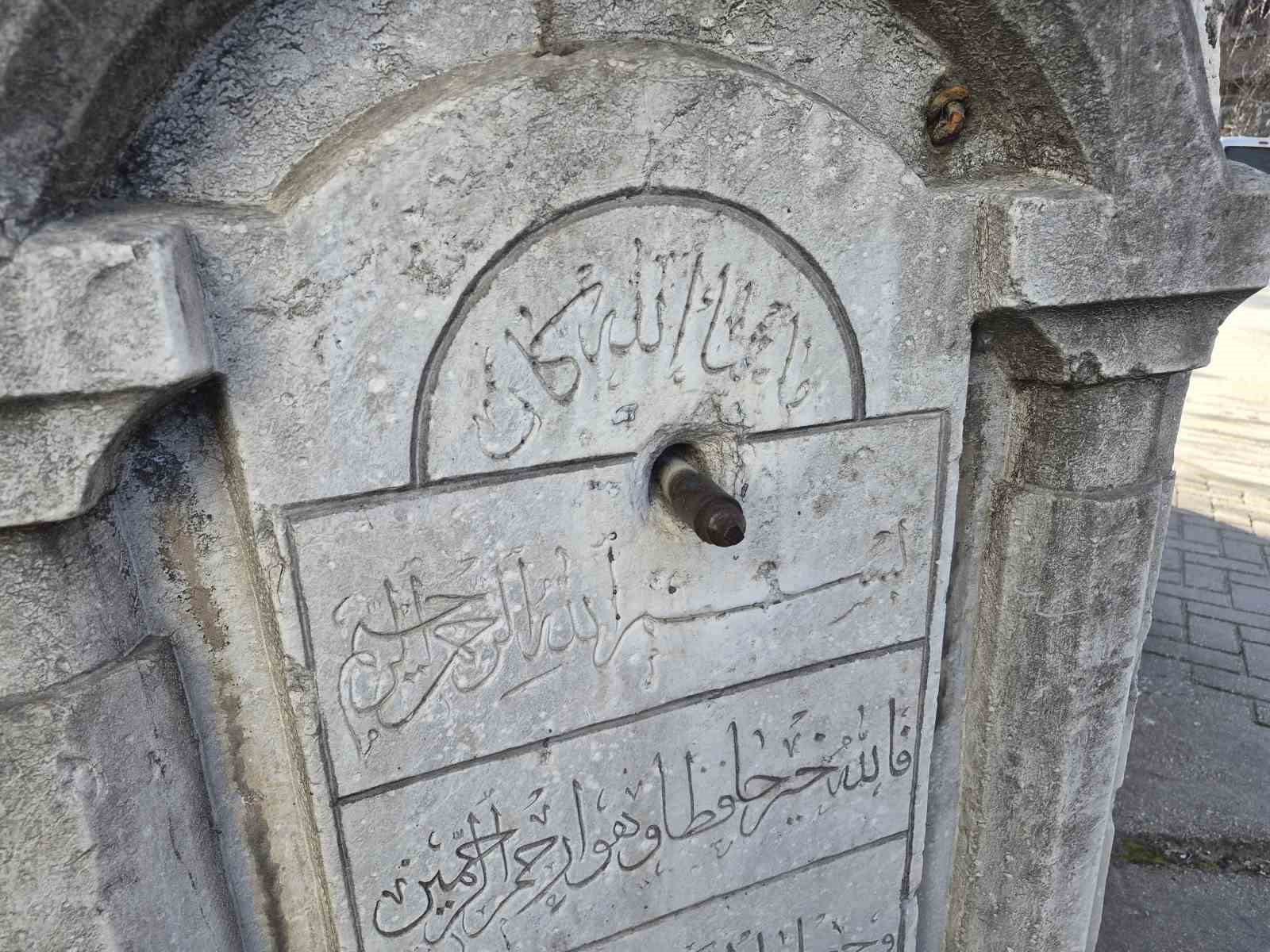 Bakımsız kalan asırlık &ccedil;eşmenin restore edilmesi isteniyor
