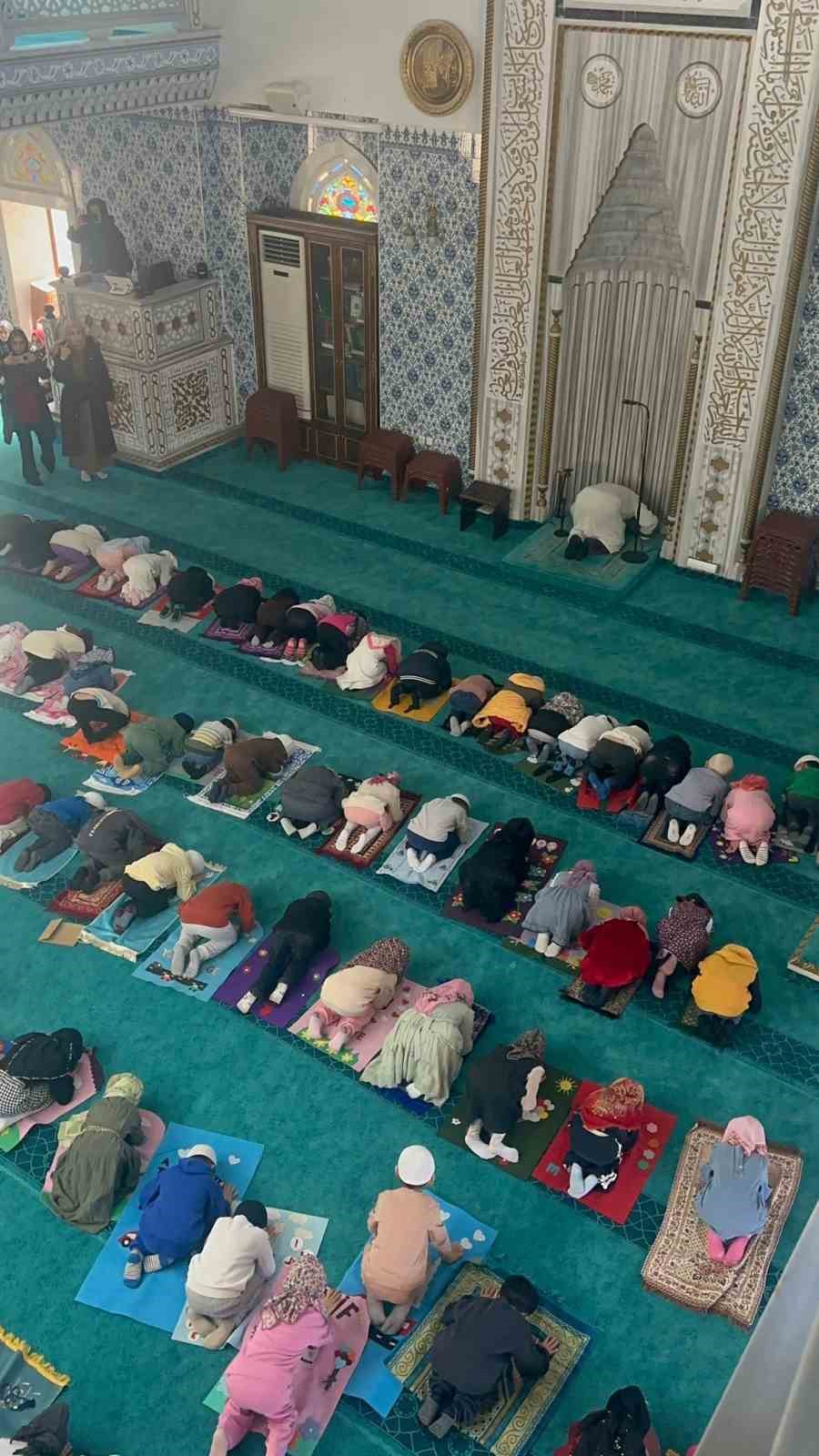 Pursaklar&rsquo;da minikler camileri tanıyor
