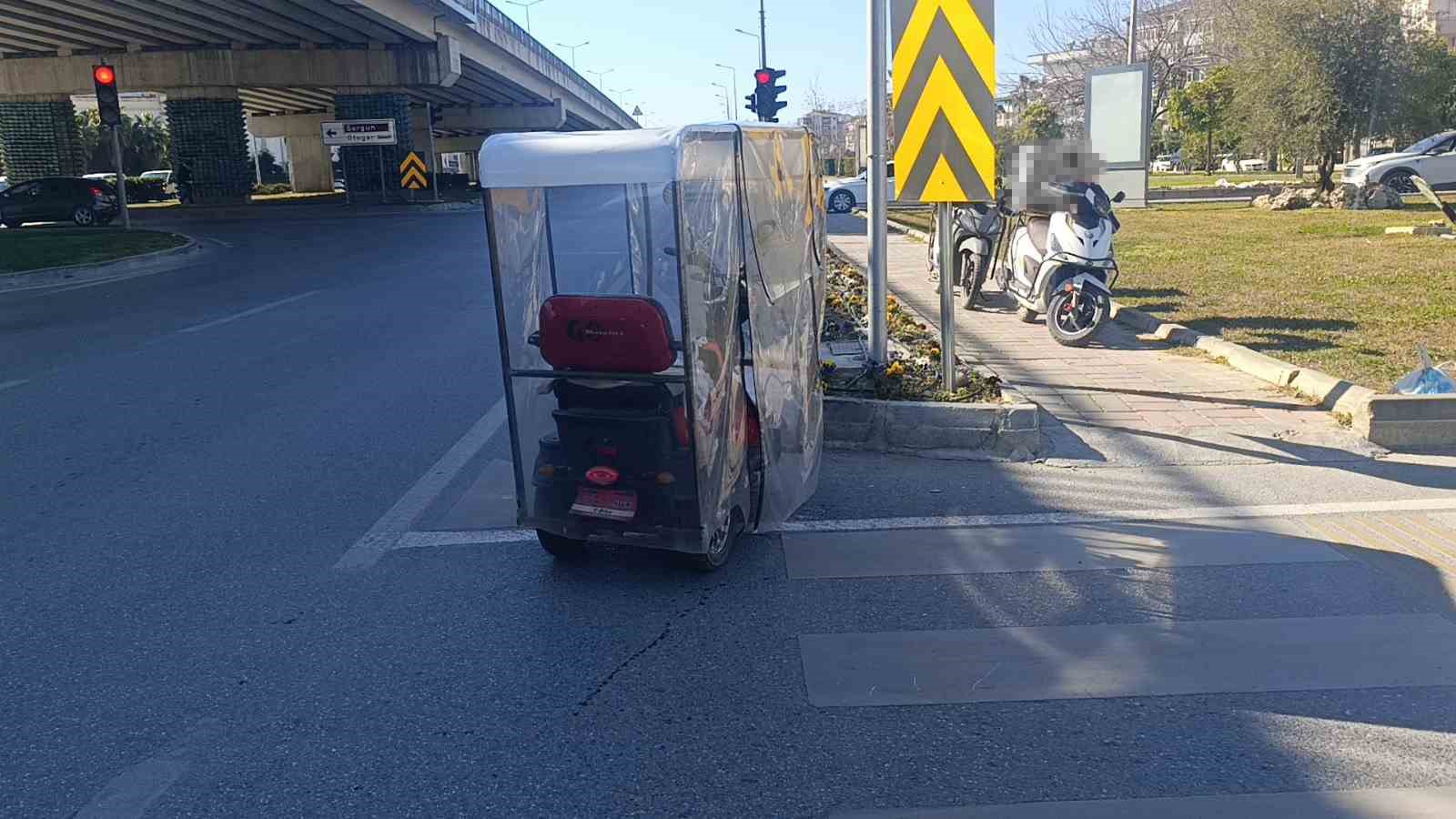 Elektrikli bisiklet ile motosiklet &ccedil;arpıştı: 1 yaralı
