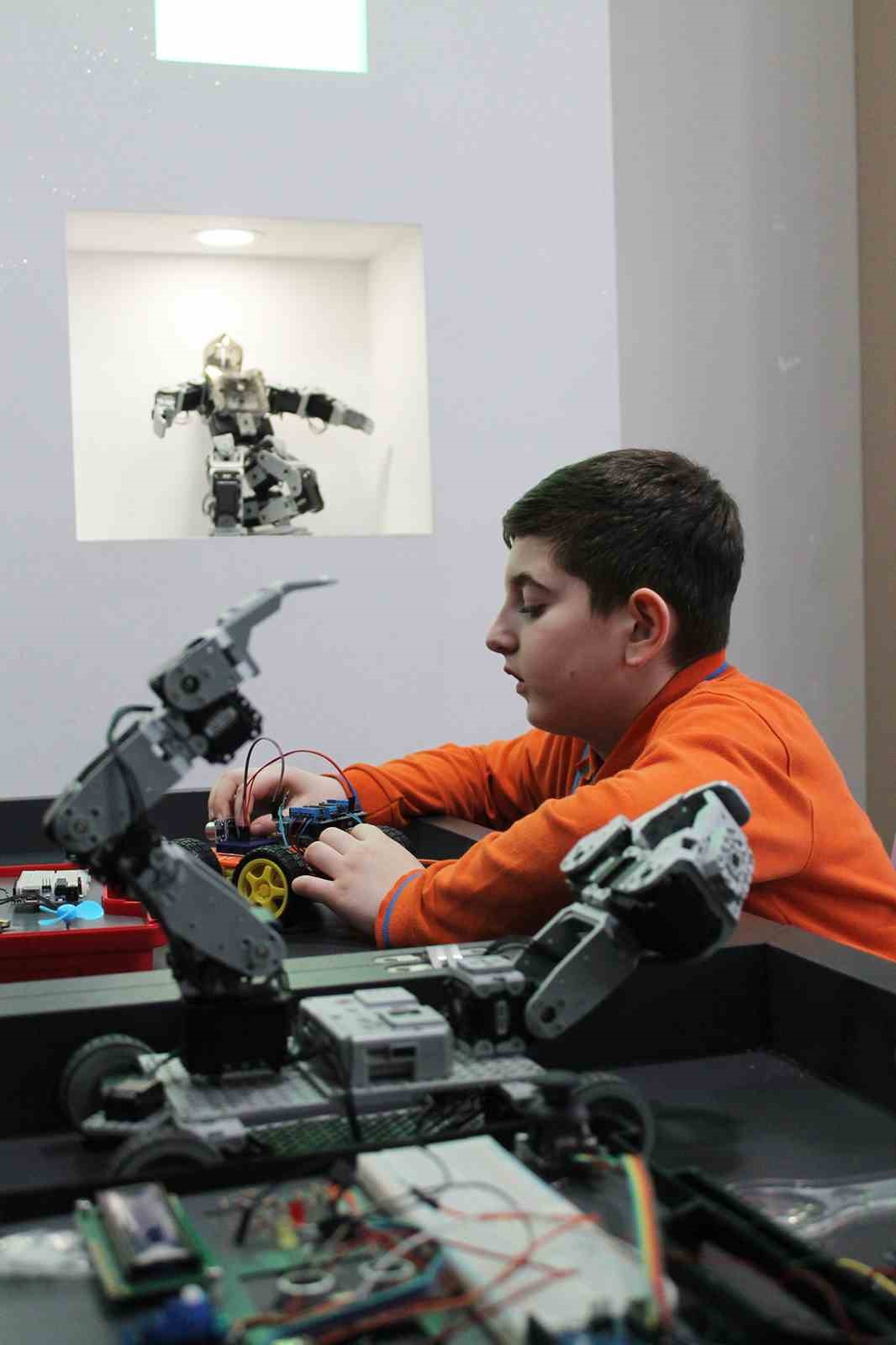 İhlas Koleji &ouml;ğrencileri T&Uuml;BİTAK b&ouml;lge finallerinde: 19 bin proje arasından &ccedil;ifte başarı
