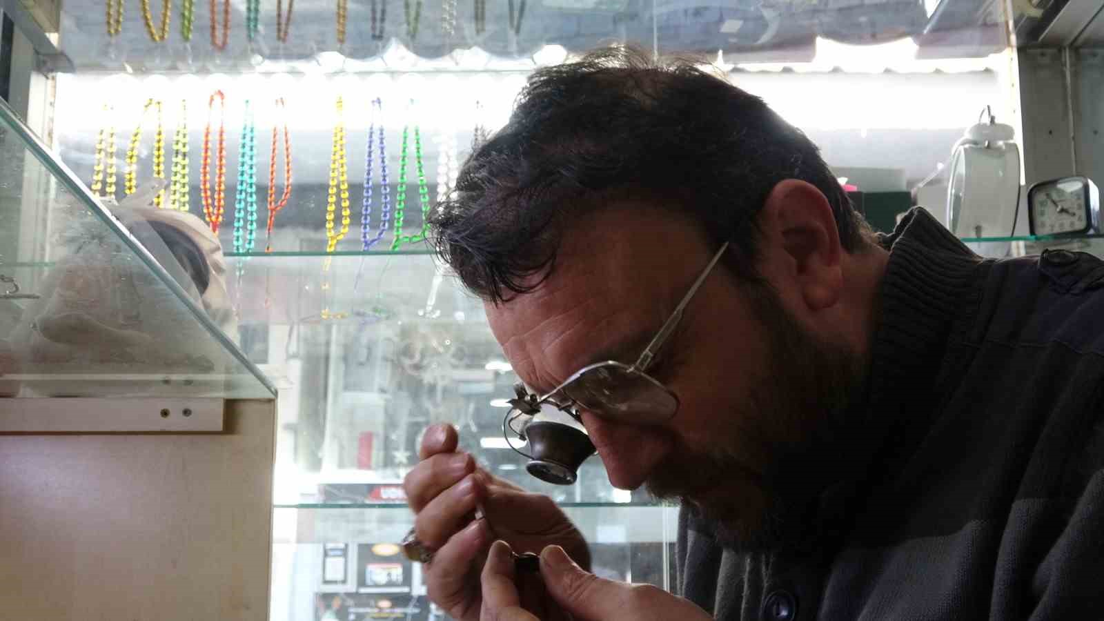 Saatleri 04.17&rsquo;ye ayarlayan esnafın deprem hatırası
