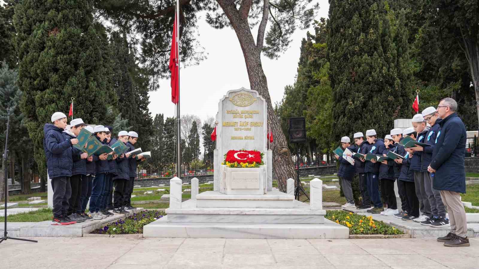 Milli şair Mehmet Akif Ersoy, İstiklal Marşı&rsquo;nın kabul&uuml;n&uuml;n 105&rsquo;inci yılında kabri başında anıldı
