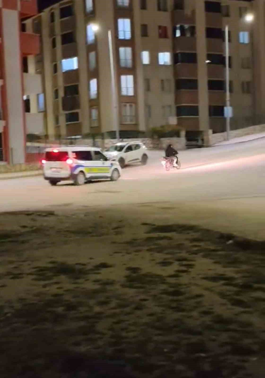 &rsquo;Dur&rsquo; ihtarına uymayan motosikletli b&ouml;yle ka&ccedil;tı
