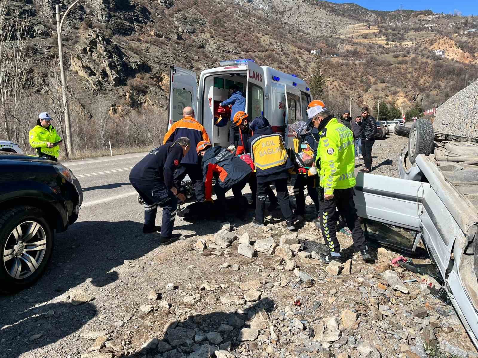 G&uuml;m&uuml;şhane&rsquo;de otomobil ters d&ouml;nd&uuml;: 2 yaralı

