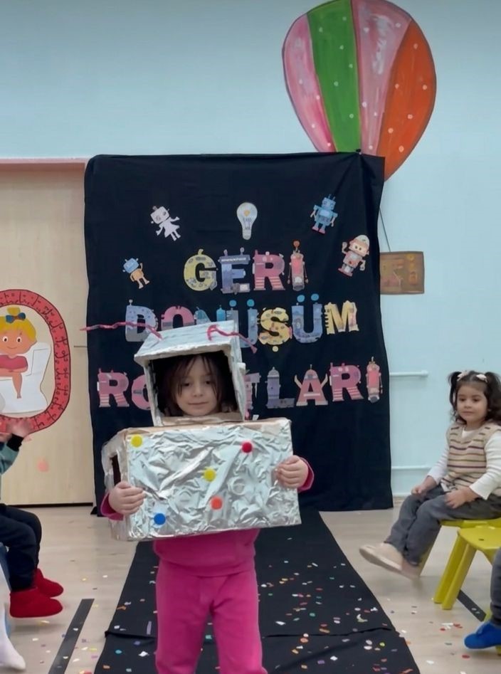 Aydıntepe&rsquo;de geri d&ouml;n&uuml;ş&uuml;m malzemeleriyle robot defilesi yapıldı
