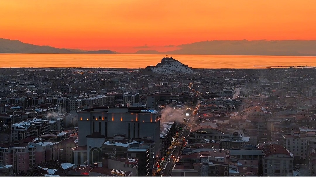 Van Gölü’nde güneşin vedası mest etti