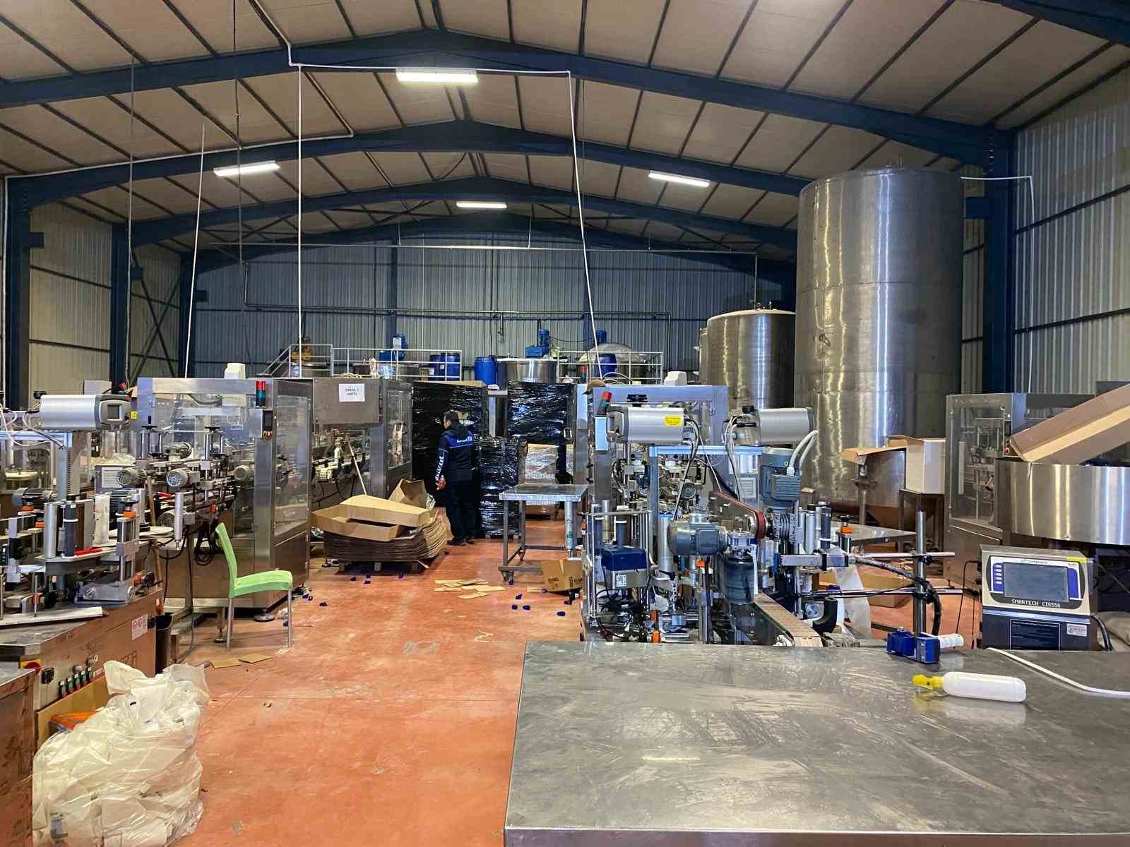 Kocaeli&rsquo;de jandarma ve zabıtadan ka&ccedil;ak imalathaneye ortak operasyon
