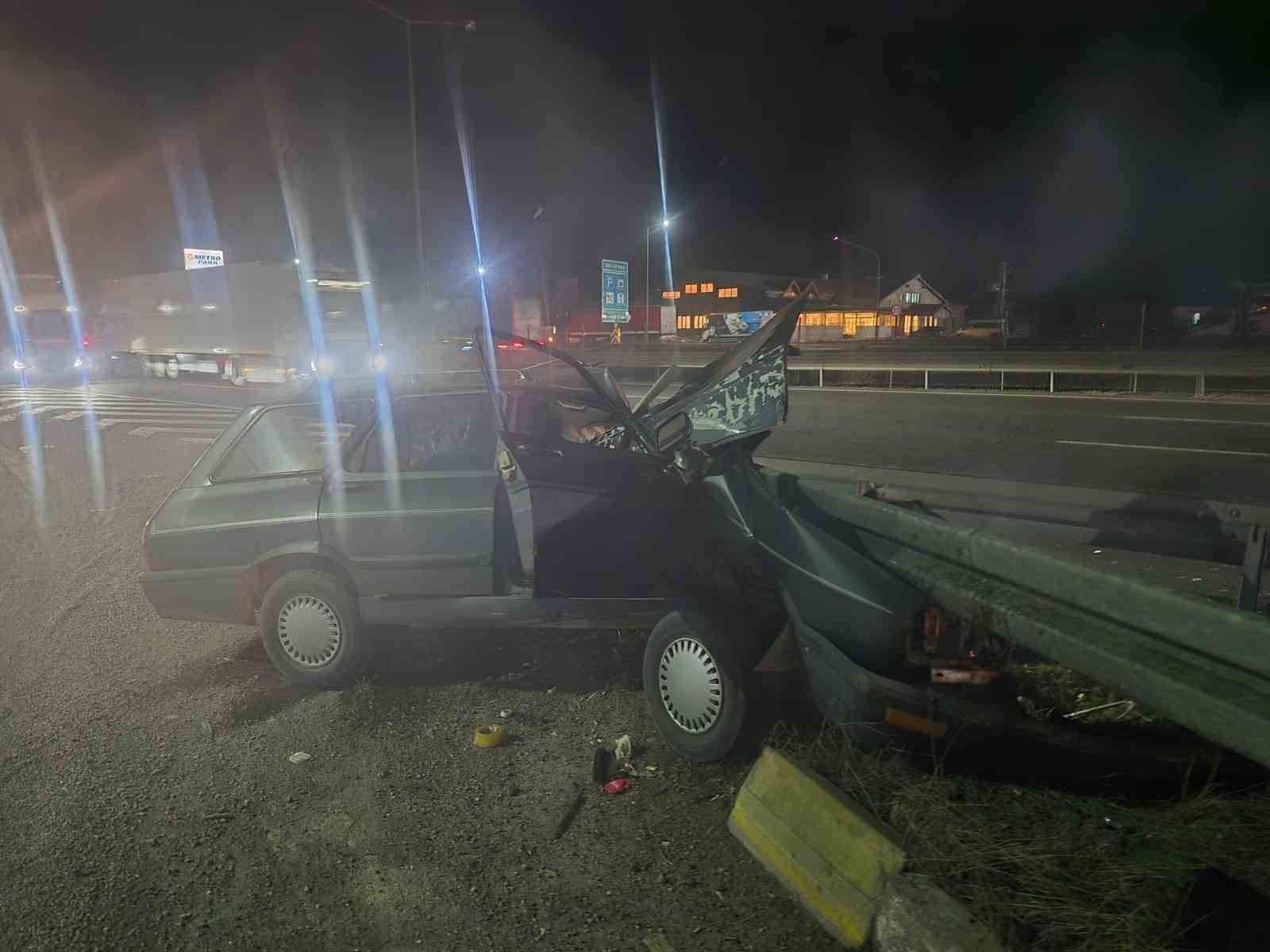 TEM&rsquo;de bariyere &ccedil;arpan otomobil par&ccedil;alandı: 2 ağır yaralı

