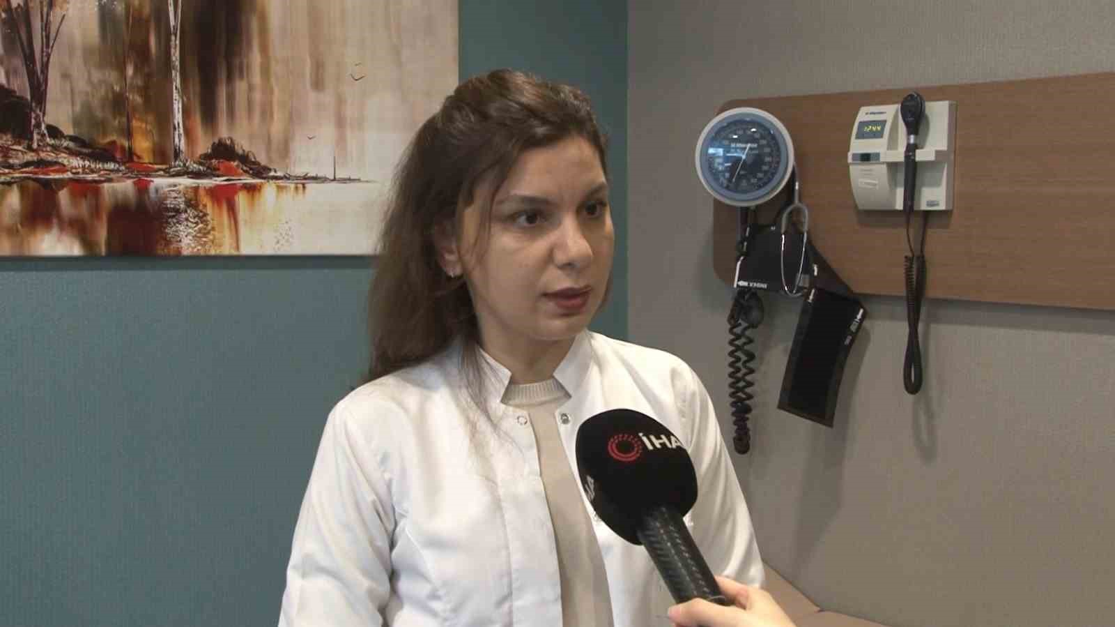 İnme ge&ccedil;iren 91 yaşındaki hastaya başarılı m&uuml;dahale, uzmanlardan uyarı: "Dakikanın &ouml;nemi var"
