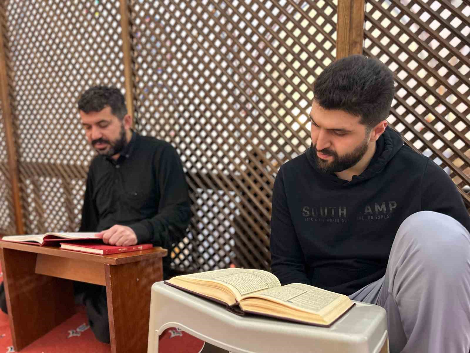 Van&rsquo;da vatandaşlar itikaf s&uuml;nneti i&ccedil;in camilere kapandı
