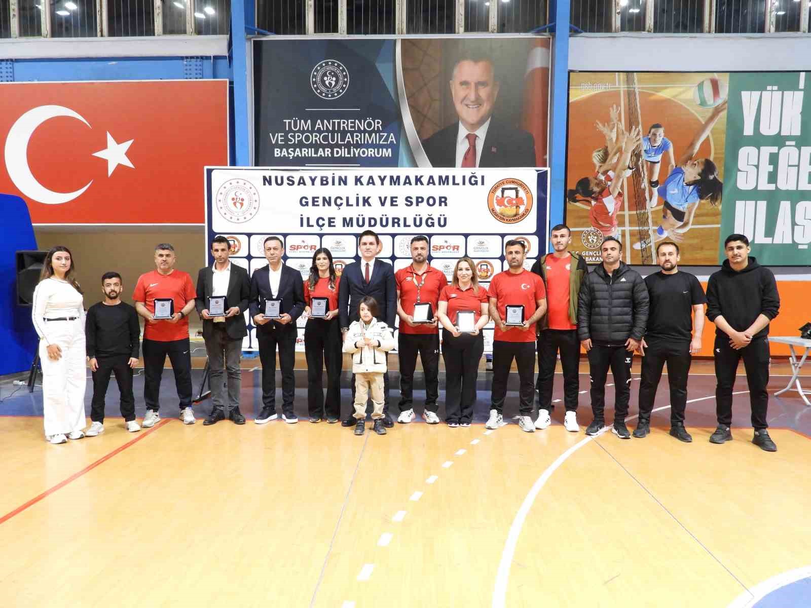 Nusaybin&rsquo;de kurumlar arası voleybol turnuvası sona erdi
