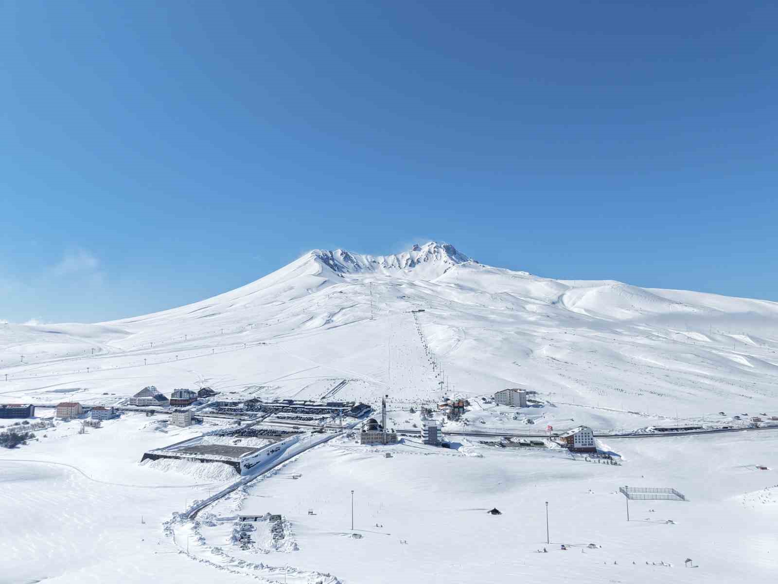Erciyes, ara tatil ve Ramazan Bayramı’nda kayakseverleri bekliyor