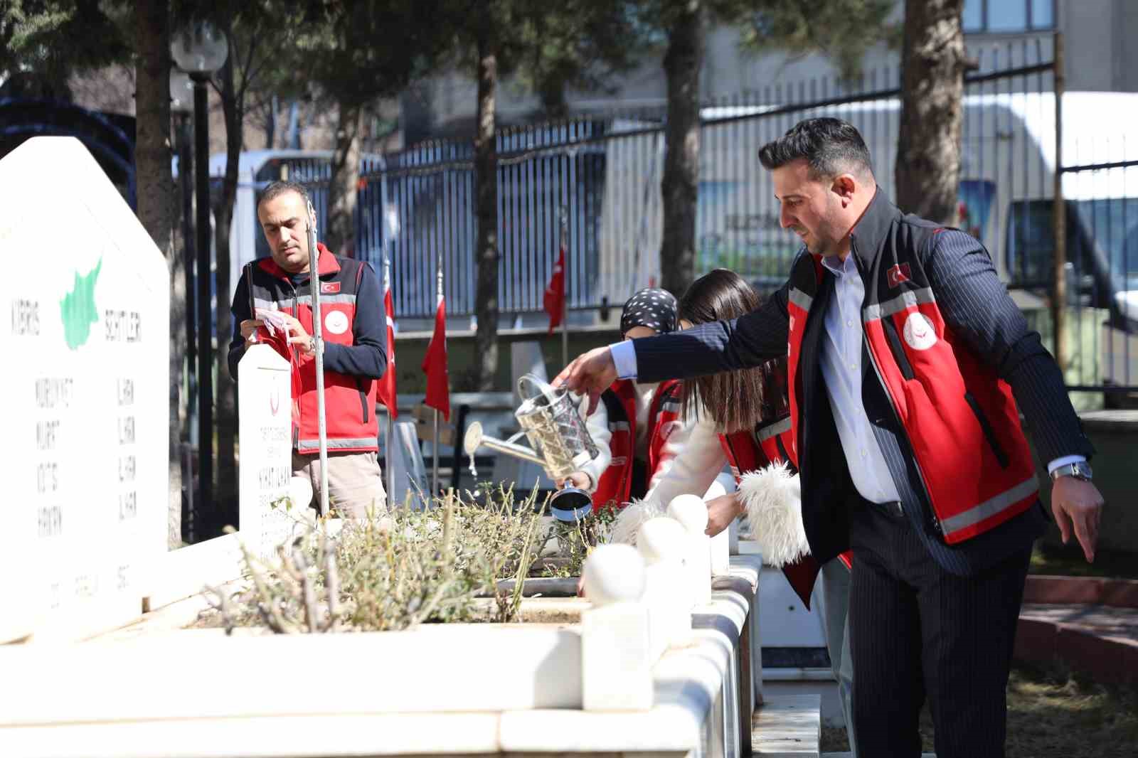 Elazığ&rsquo;da bayram &ouml;ncesi, şehitlikler temizlendi
