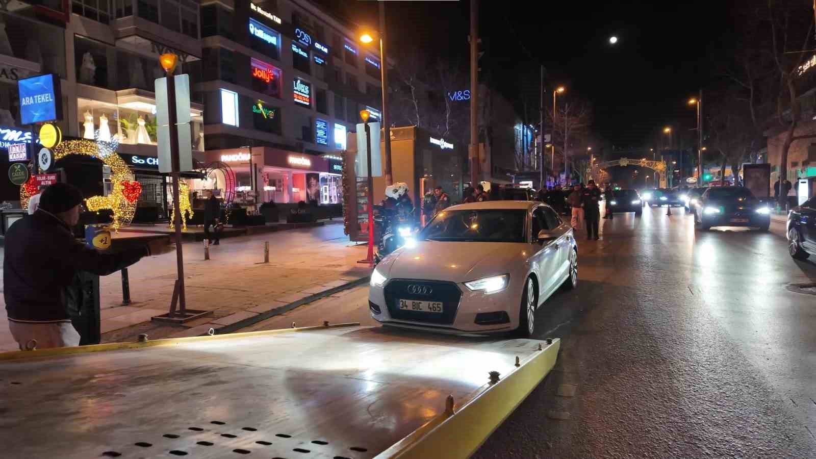 Kadık&ouml;y sahil yolunda makas pahalıya patladı: 90 bin lira ceza, ehliyete el konuldu
