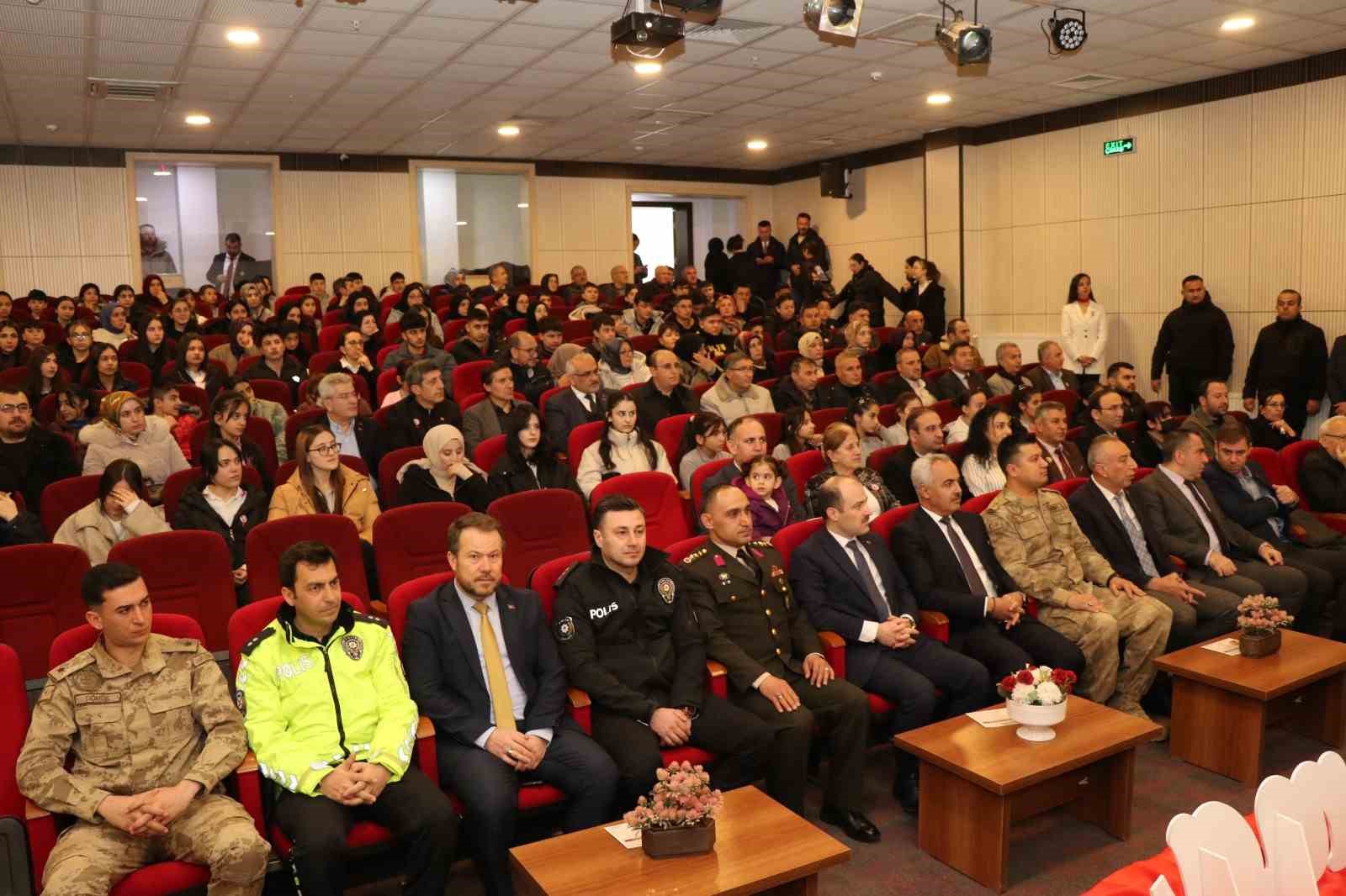 Oltu Mehmet Akif Ersoy Ortaokulu&rsquo;nda, İstiklal Marşı&rsquo;nın kabul&uuml; ve Mehmet Akif Ersoy&rsquo;u anma programı
