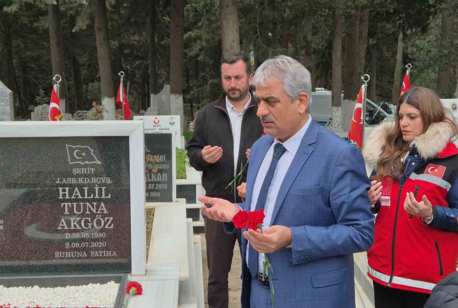 Tekirdağ&rsquo;da şehit mezarlarına karanfil bırakıldı
