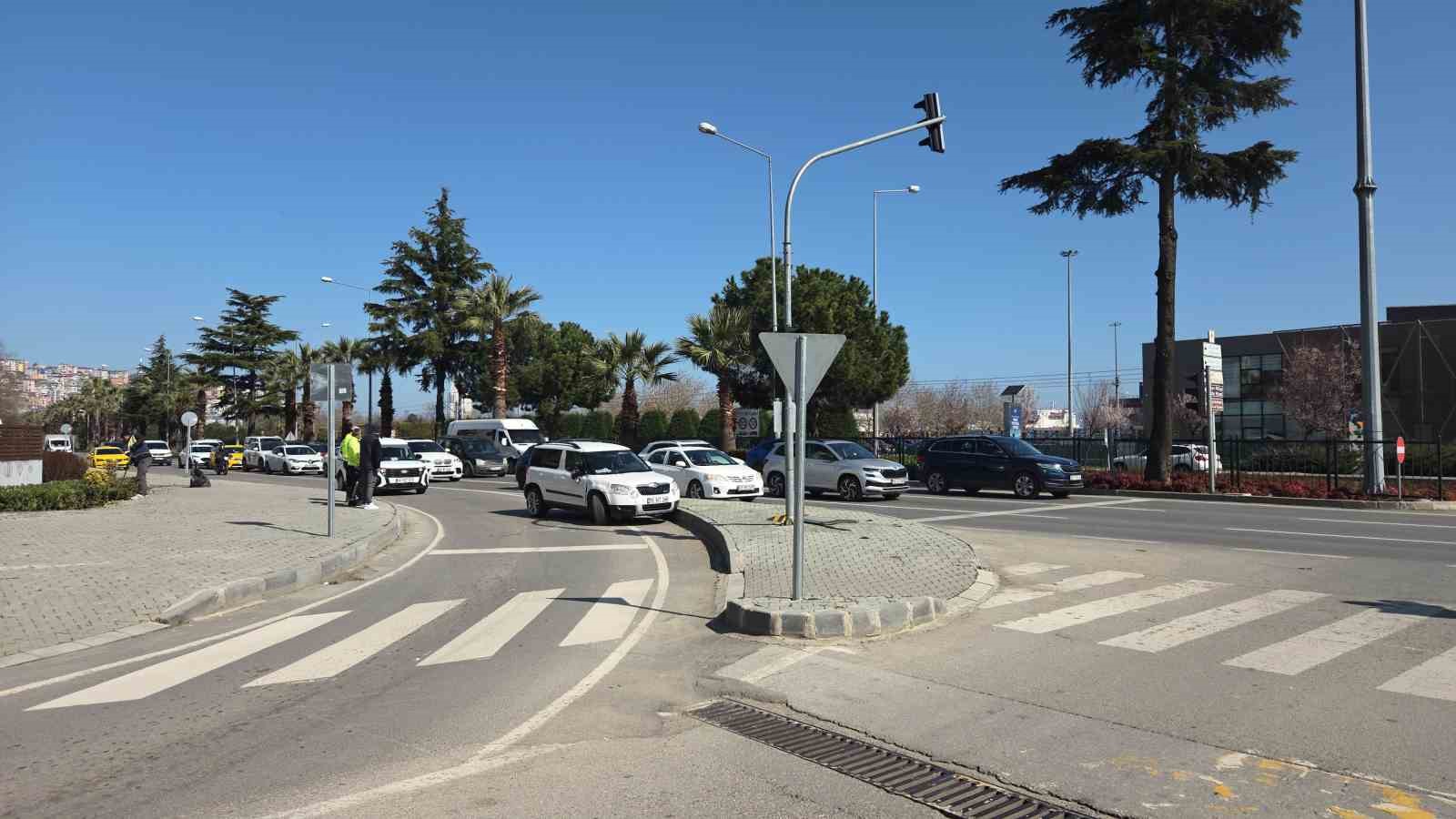 Ref&uuml;je &ccedil;arpan otomobil yan yattı: 1 yaralı
