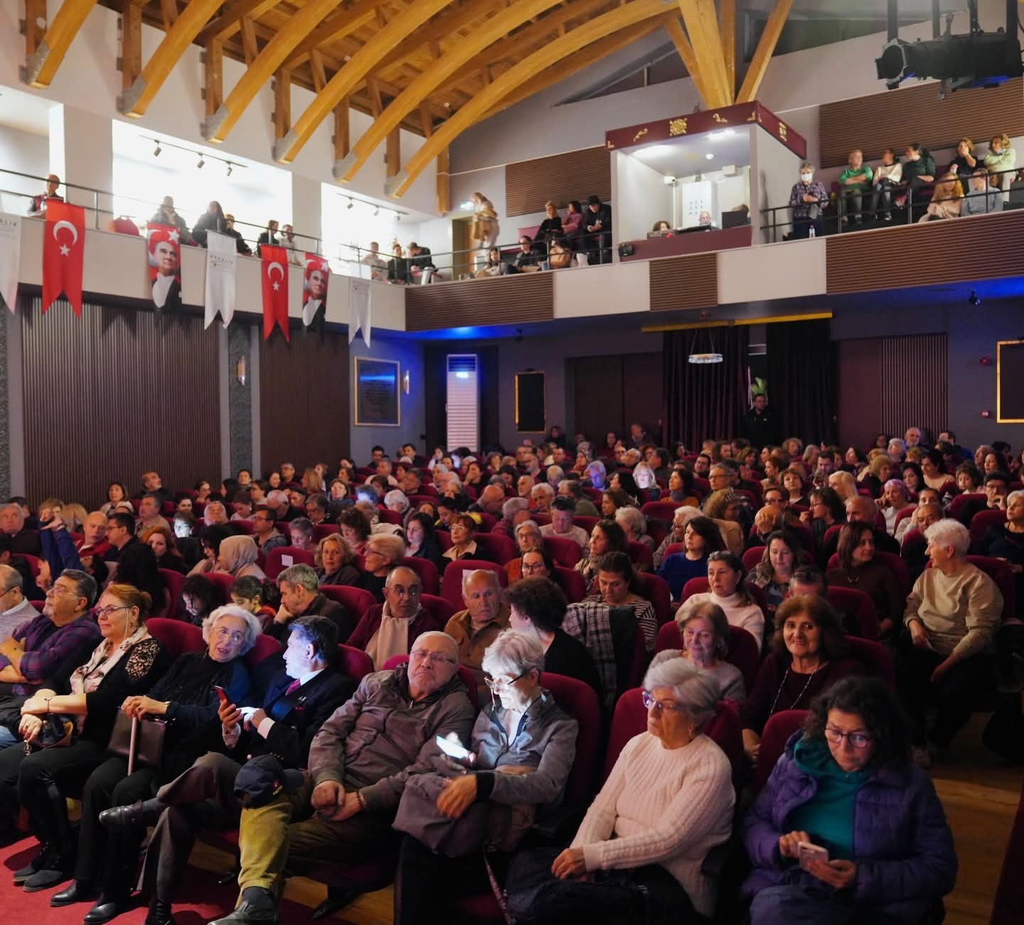 Ayvalık&rsquo;ta Duygu Dolu Tiyatro Akşamı
