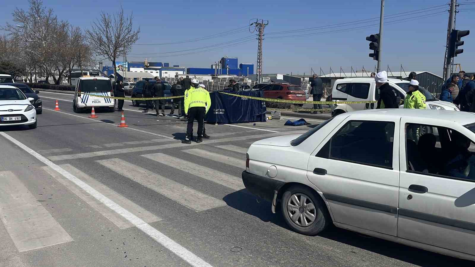 Kırmızı ışıkta bekleyen hafif ticari araca motosiklet &ccedil;arptı: 1 &ouml;l&uuml;
