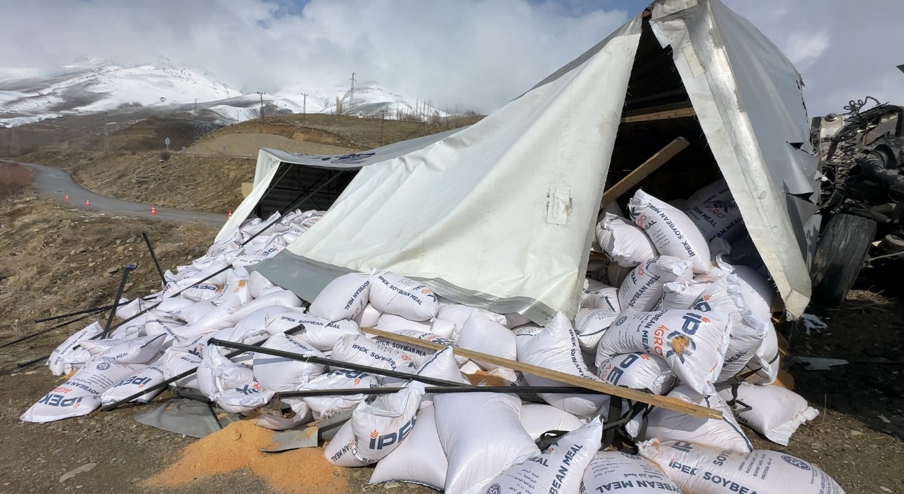 Y&uuml;ksekova&rsquo;da İran plakalı tır devrildi: 1 yaralı
