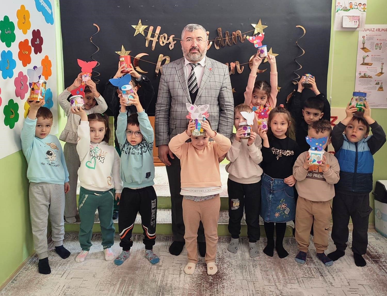 Hisarcık&rsquo;ta minikler har&ccedil;lıklarını Gazze i&ccedil;in biriktirdi
