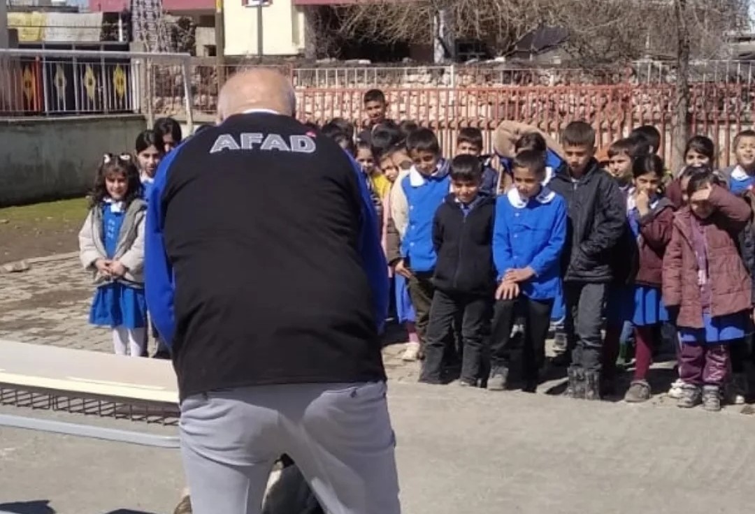 Şırnak&rsquo;ta ilkokul &ouml;ğrencilerine AFAD&rsquo;dan hayat kurtaran afet eğitimi
