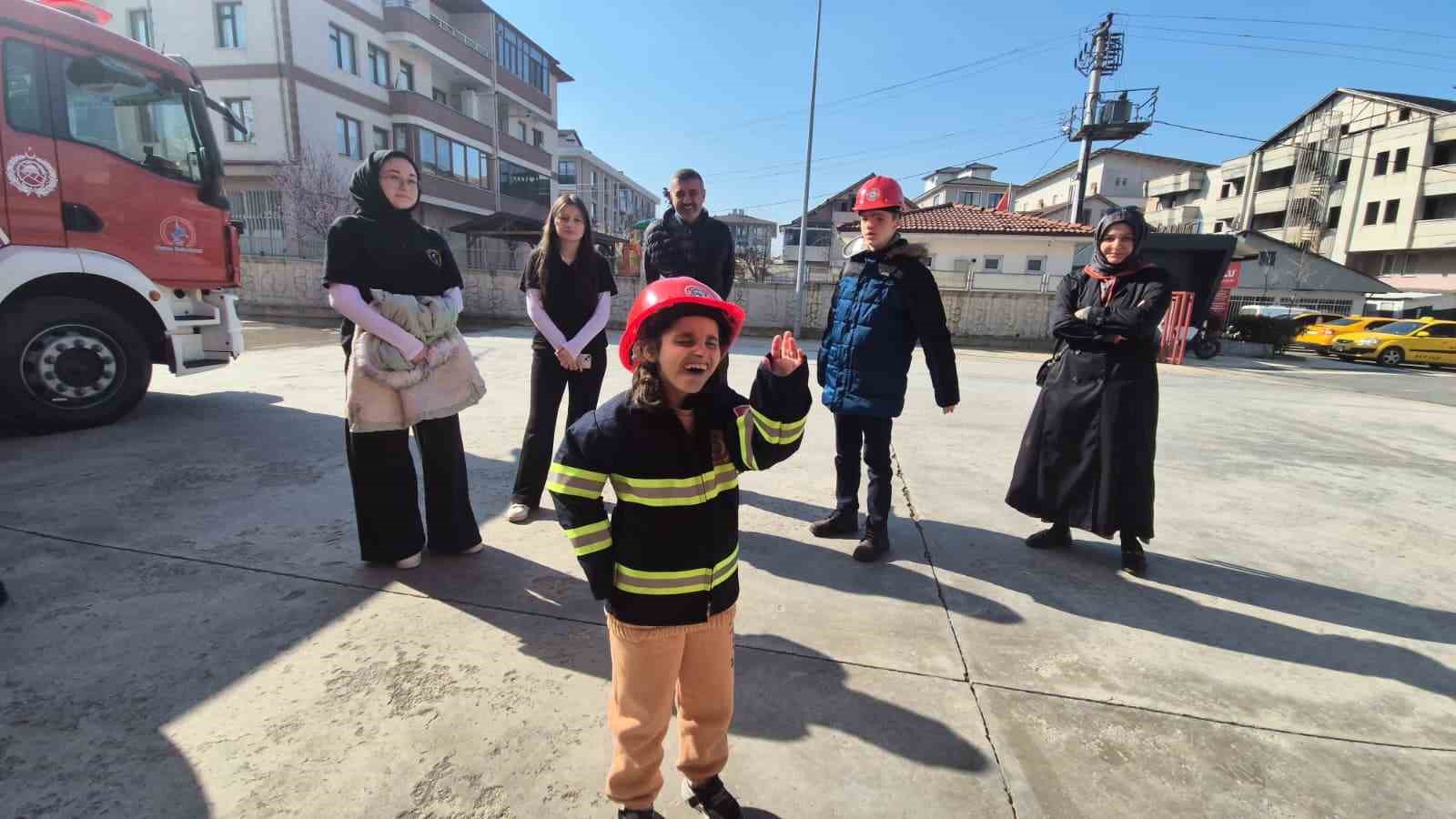 &Ouml;zel &ccedil;ocukların itfaiyeci olma hayali ger&ccedil;eğe d&ouml;n&uuml;şt&uuml;
