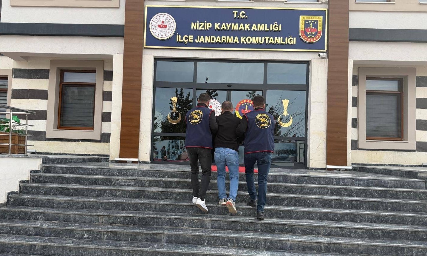 Kesinleşmiş 10&rsquo;ar yıl hapis cezalarıyla aranan 3 şahıs yakalandı
