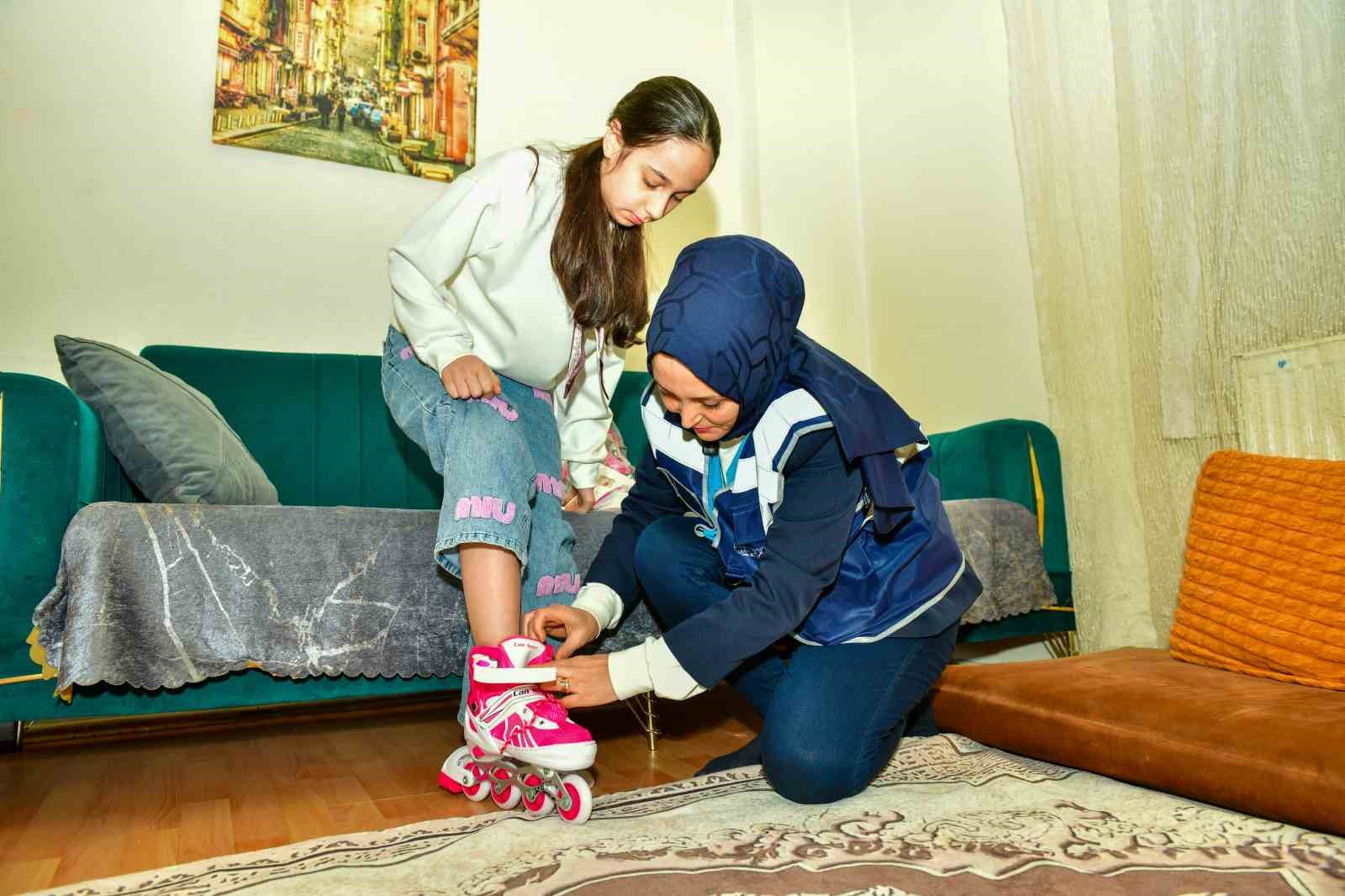 Esenyurt Belediye Başkan Vekili Can Aksoy, 11 yaşındaki Nazlı&rsquo;ya paten s&uuml;rprizi
