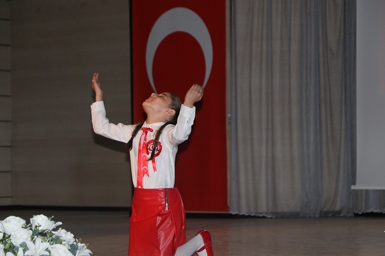 K&uuml;&ccedil;&uuml;k kız &ccedil;ocuğundan duygulandıran İstiklal Marşı performansı
