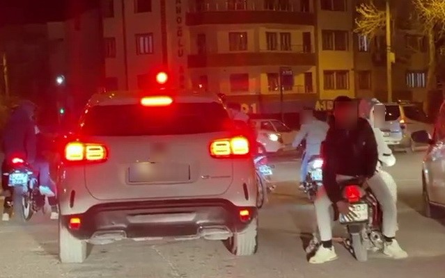 Kasksız şekilde motosiklete ters oturdu