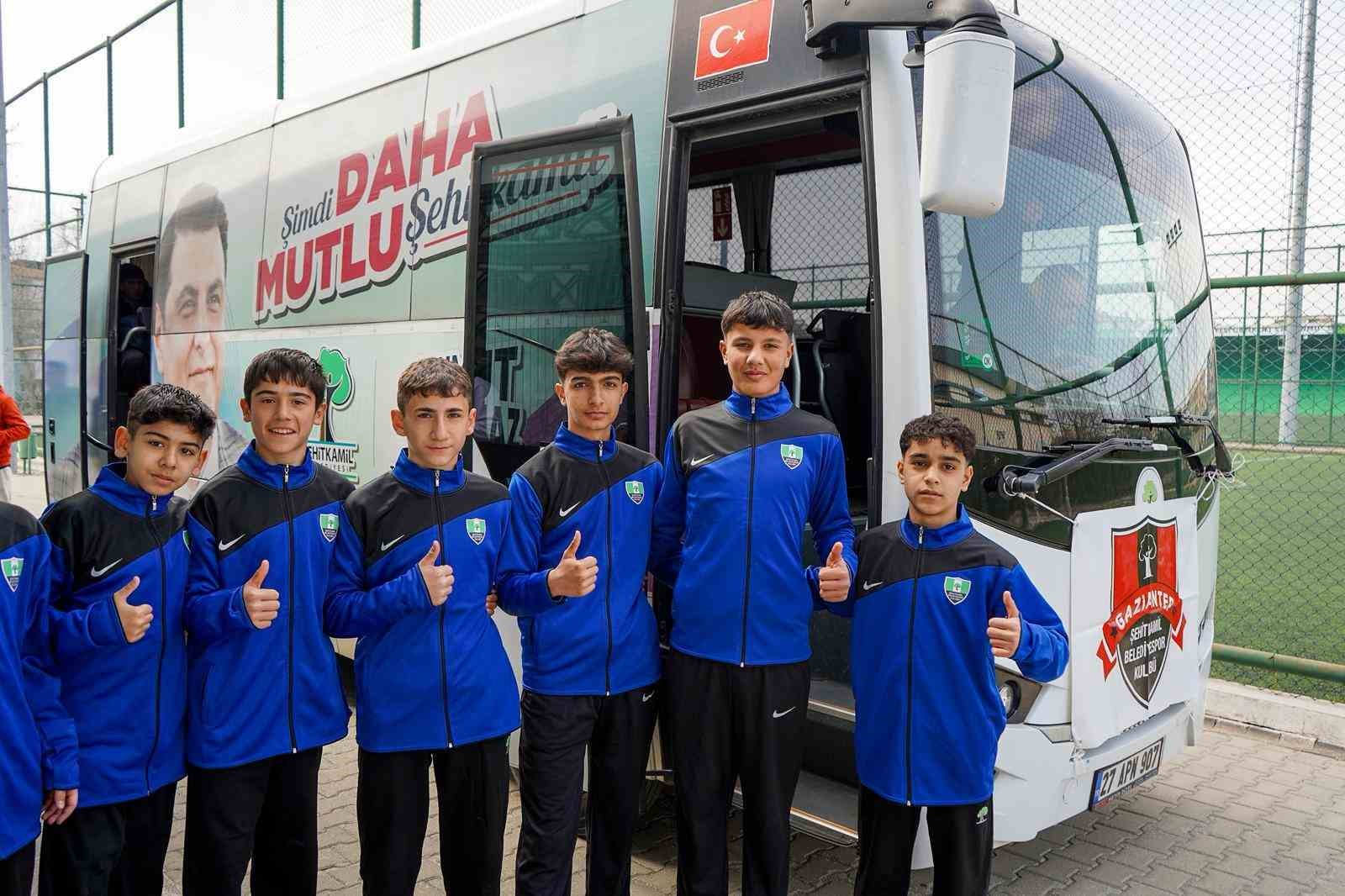 Şehitkamil Belediyespor U14 Takımı T&uuml;rkiye Şampiyonası i&ccedil;in Şanlıurfa&rsquo;ya uğurlandı
