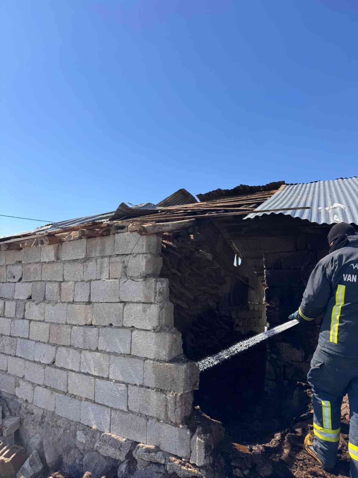 Muradiye&rsquo;de ahır yangını
