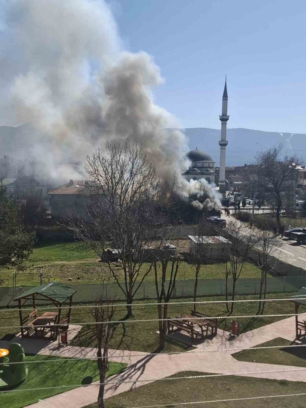 Bolu&rsquo;da mobilya at&ouml;lyesiyle bitişikteki ev alevlere teslim oldu
