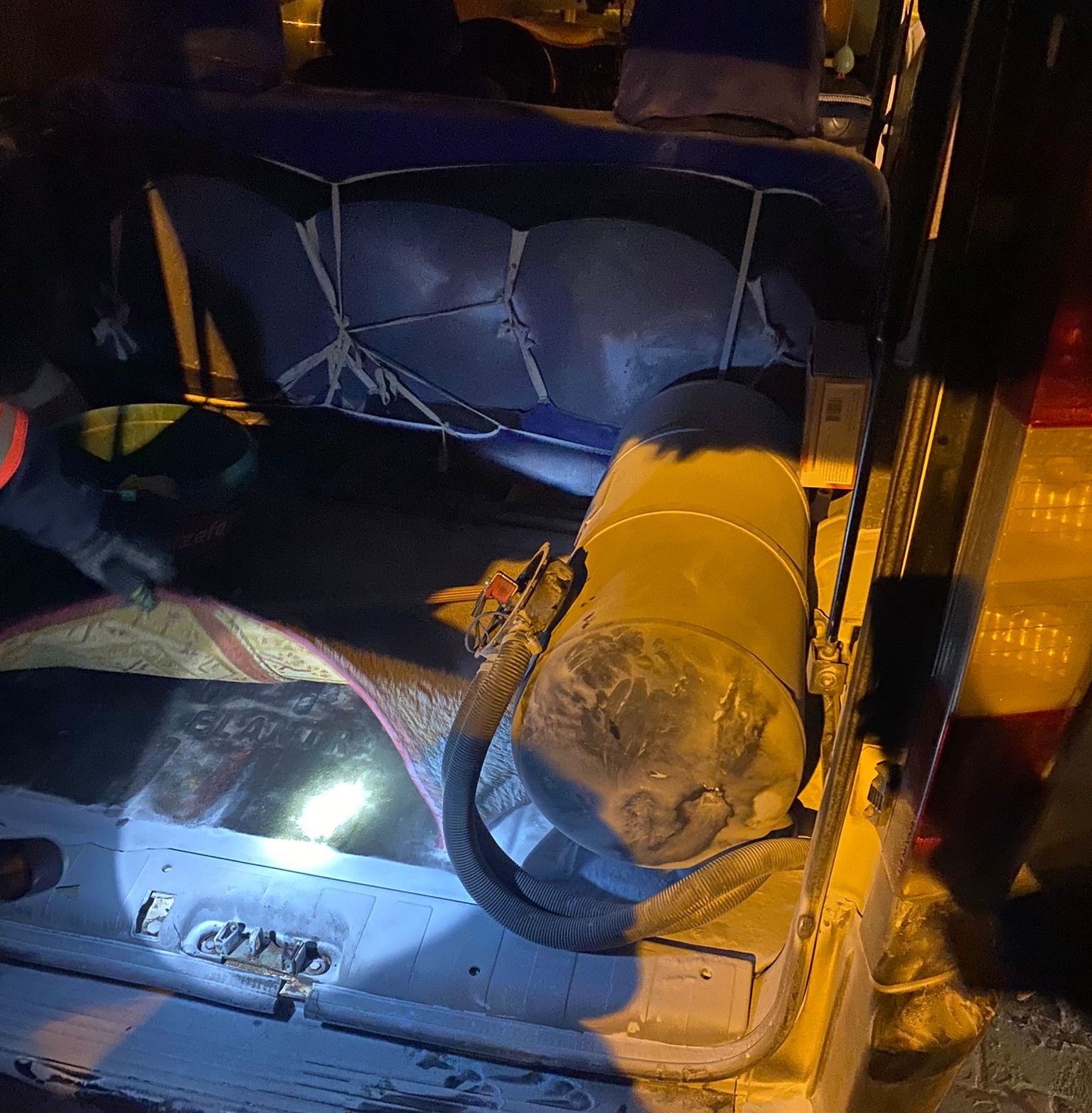 Van&rsquo;ın Edremit il&ccedil;esinde park halindeki kamyonetin motoru yandı
