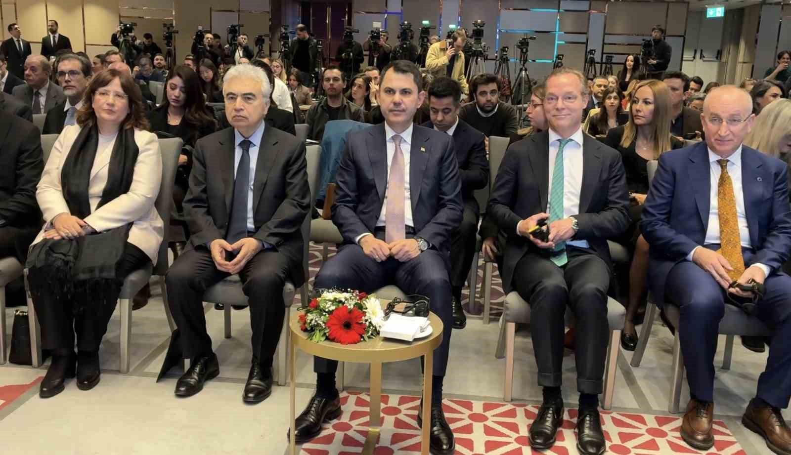 Bakan Kurum: "T&uuml;m insanlığın, enerjiye &ccedil;ok daha uygun fiyatlarla ulaşmasını sağlamalıyız"
