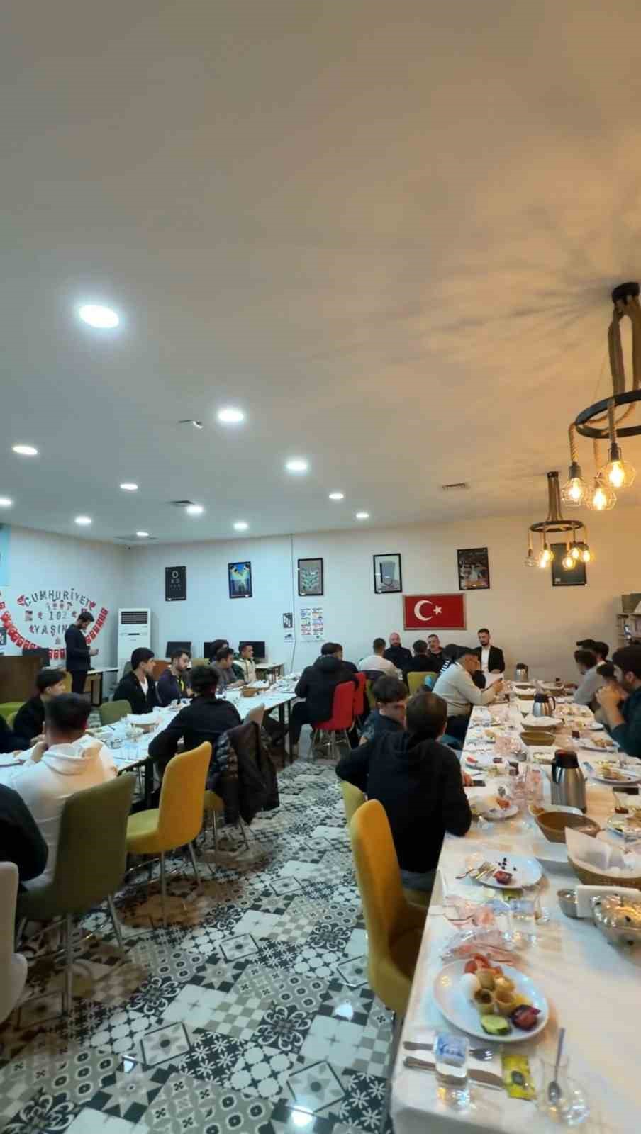 Sincan Belediye Başkanı Ercan, sahurda gen&ccedil;lerle buluştu
